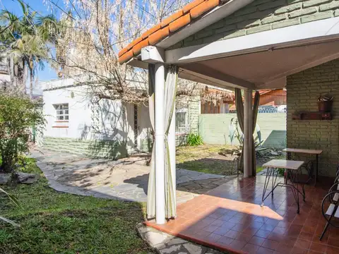 Venta casa 5 ambientes con jardín, garaje y segunda vivienda independiente en Ramos Mejia.