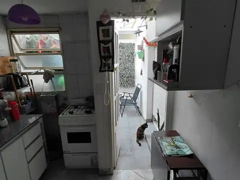 PH SIN EXPENSAS 2 AMB. PB AL FRENTE - CON ENTRADA INDEP - CON PATIO (SE DIVIDIO EL LIVING Y ARMARON OTRO AMBIENTE, QUEDO DE 3 AMB) - MUY LUMINOSO -EXCELENTE ZONA