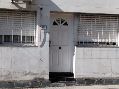 PH SIN EXPENSAS 2 AMB. PB AL FRENTE - CON ENTRADA INDEP - CON PATIO (SE DIVIDIO EL LIVING Y ARMARON OTRO AMBIENTE, QUEDO DE 3 AMB) - MUY LUMINOSO -EXCELENTE ZONA