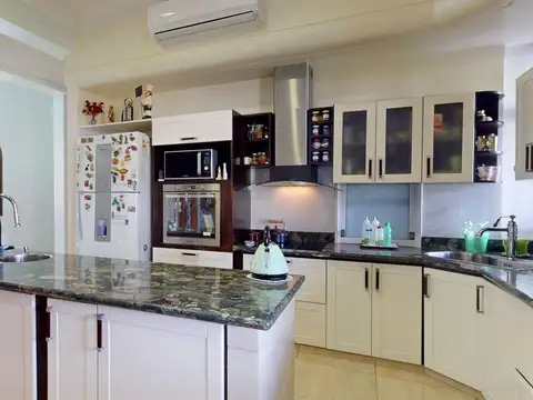 Casa 6 ambientes con 2 baños