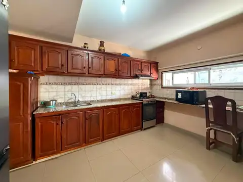 Casa 6 ambientes con 2 baños