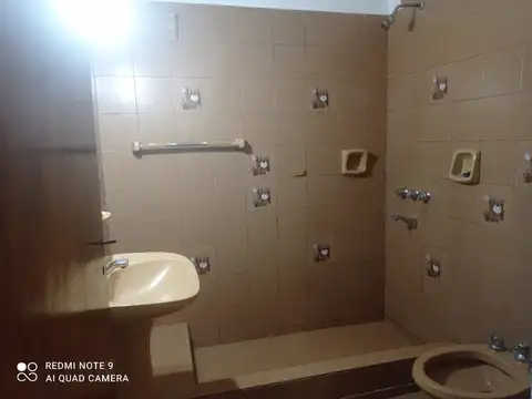 Departamento tipo casa , 3 ambientes, cocina, comedor , 2 dormitorios , patio y cochera Ramos mejía,