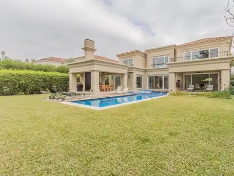 Casa en Venta con 4 cocheras