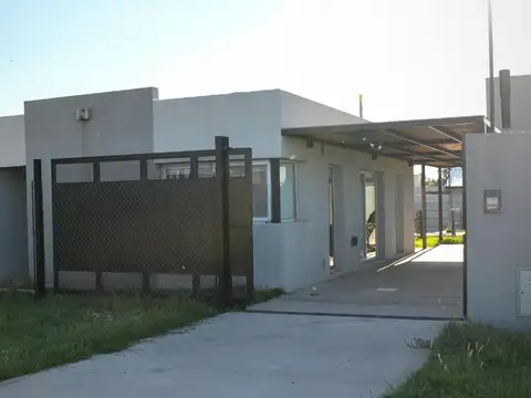 Casa En Venta Con Pileta Apto Crédito en La Toscana,  Piñero