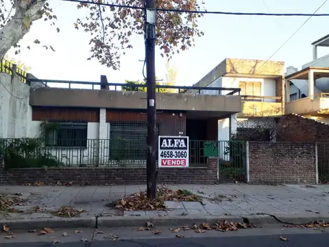 CASA ANTIGUA PARA RECICLAR SOBRE LOTE GRANDE