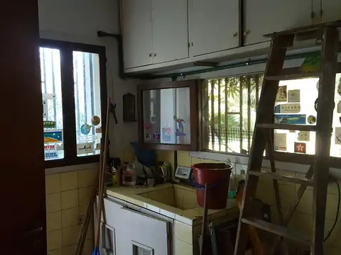 CASA ANTIGUA PARA RECICLAR SOBRE LOTE GRANDE