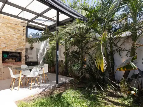 PH 3 AMBIENTES MUY LUMINOSO, CON JARDÍN Y PARRILLA – EXCELENTE UBICACIÓN EN VILLA MAIPÚ. Permuta