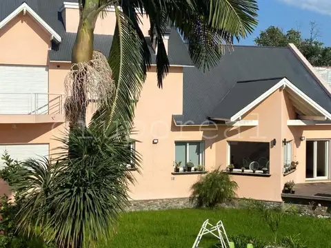 Destacada Residencia a la Venta, con gran parque piscina y quincho