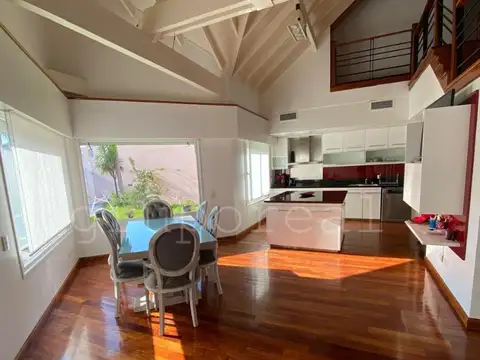 Destacada Residencia a la Venta, con gran parque piscina y quincho