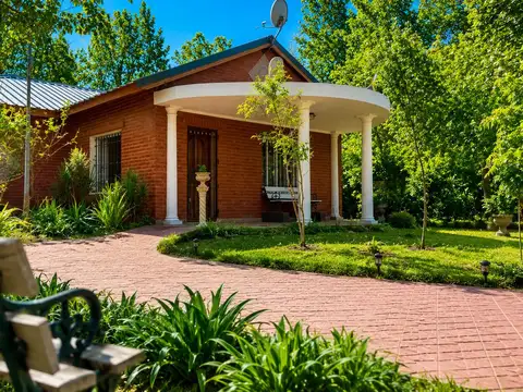 Volver a lo esencial, sin resignar comodidad, esta casa en La Araucaria lo tiene todo!