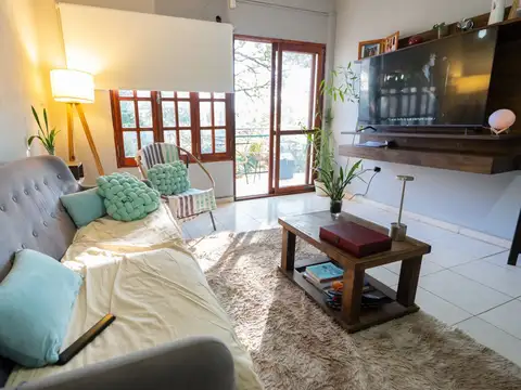 Departamento con ambientes amplios- con cochera