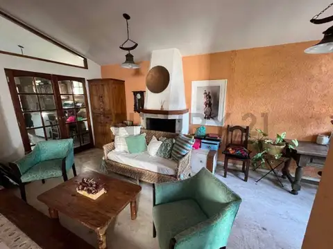 Casa 9 ambientes con 4 baños