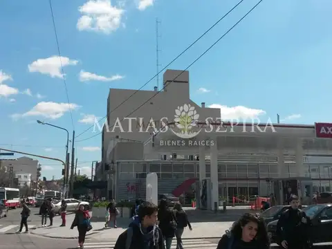 avenida presidente peron 2752. Entre Av presidente dr arturo umbert y Jose marmol