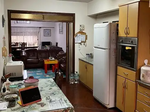 CASA 6 AMBIENTES 4 BAÑOS 2 PATIOS Y LOCAL 100m2 con baño