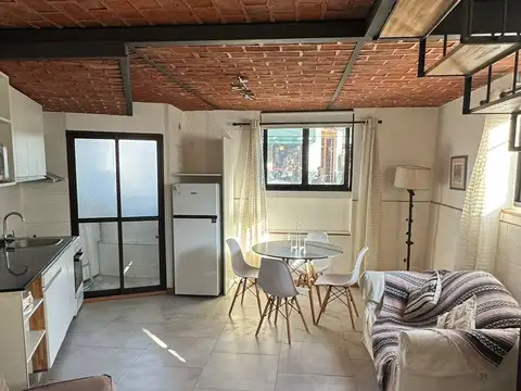 SE VENDE CASA EN PH EN PUNTA CARRETAS CON RENTA