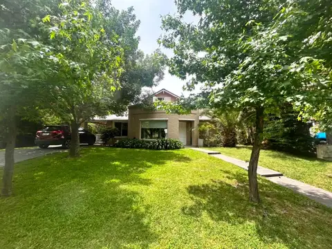 APTO CREDITO Casa en Venta 4 dormitorios   playroom oportunidad en Maschwitz Privado