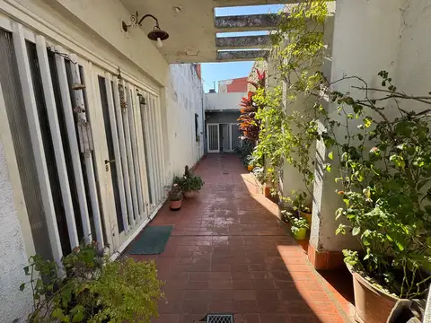 venta casa de pasillo dos dormitorios con cochera