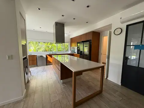 Casa 4 ambientes con 3 baños