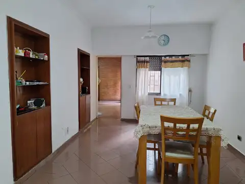 Venta casa 3 dormitorios con cochera Barrio Esp, y Hosp.