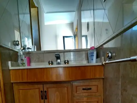 Vendo casa. Sarmiento 817, calidad de obra excelente en la mejor ubicación. Planta alta.