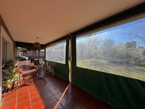 Casa 6 ambientes con 2 baños