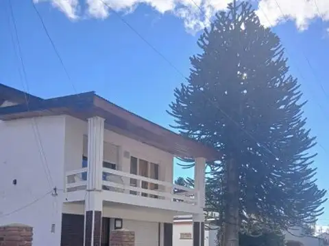 Sólida Casa de 224 m² en Dos Plantas – Estilo Patagónico sobre Ruta 40, El Maitén