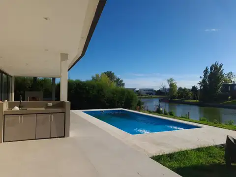 Casa 4 ambientes con 2 baños