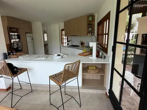 Casa 4 ambientes con 2 baños