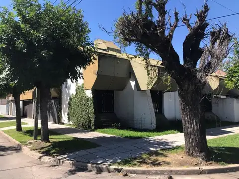 Casa en esquina Castelar