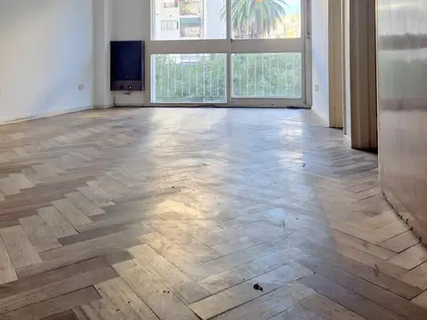 Alquilo: Monoambiente, frente con Balcón. Cocina y baño completos. A 1/2 cuadra de Av. Rivadavia.-