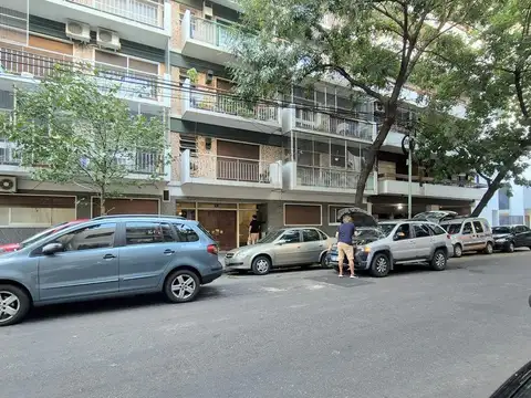 Alquilo: Monoambiente, frente con Balcón. Cocina y baño completos. A 1/2 cuadra de Av. Rivadavia.-