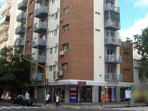 3 ambientes al frente con balcón y vista panorámica. Impecable