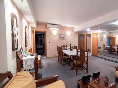 Casa 8 ambientes con 2 baños