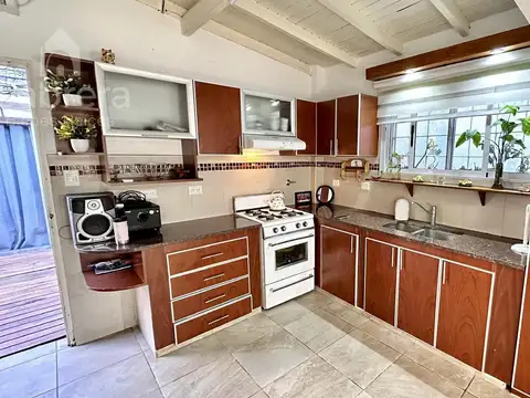 Casa 6 ambientes con 2 baños