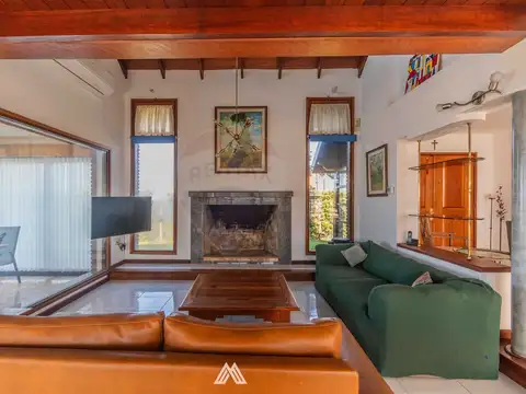 Casa en Alquiler con 3 cocheras