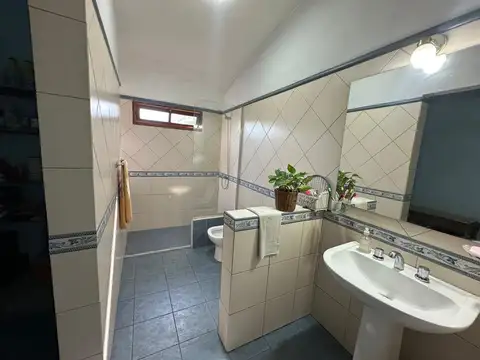 Casa 6 ambientes con 1 baño