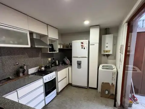 Excepcional departamento de pasillo en barrio abasto