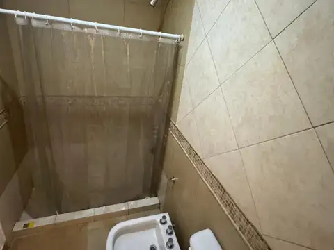 Excepcional departamento de pasillo en barrio abasto