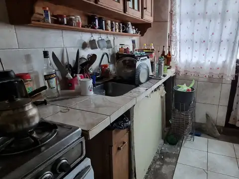 EN VENTA EN CASEROS PH AL MEDIO DE 3 AMBIENTES CON AMPLIO PATIO A MODERNIZAR - FICHA 8996