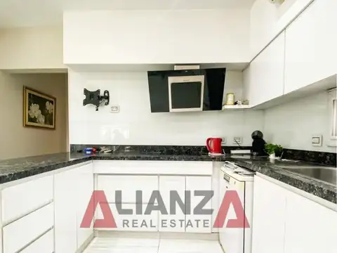 Casa 13 ambientes con 3 baños