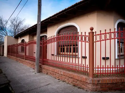 Casa 4 ambientes con 2 baños