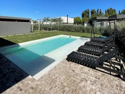 Casa en Venta con 2 cocheras