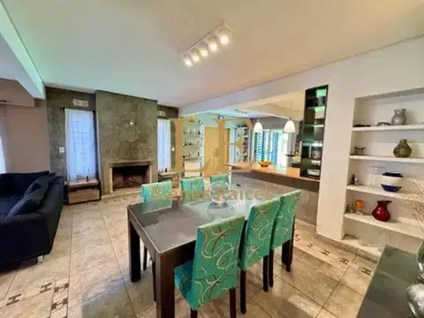 Casa en Alquiler con 2 cocheras