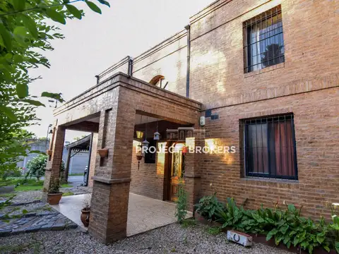 Hermoso y calido chalet sobre 1200 mt2 de lote en excelente zona de Villa Udaondo