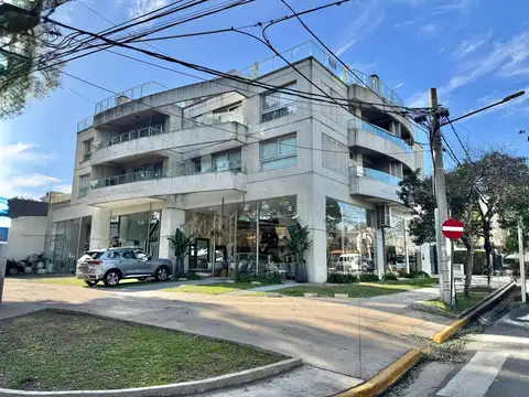 Sensacional local en alquiler con posibilidad de ampliación, gran vidriera sobre Av. Libertador.