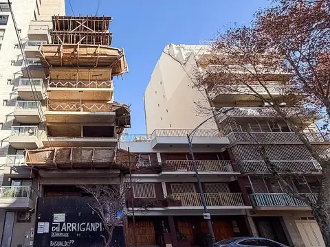 VILLA LURO. BASUALDO 100 SEMIPISO 1 AMBIENTE  AL FRENTE CON BALCON. DE POZO