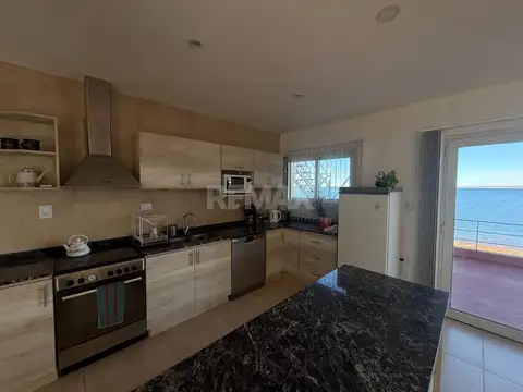 Casa 6 ambientes con 5 baños