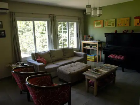 Casa 6 ambientes con 2 baños