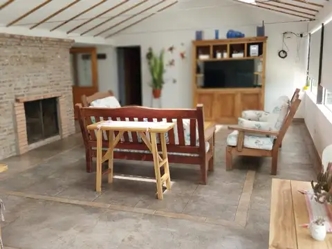 Casa en Alquiler con 2 cocheras