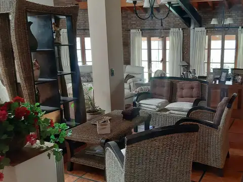 Casa 16 ambientes con 4 baños